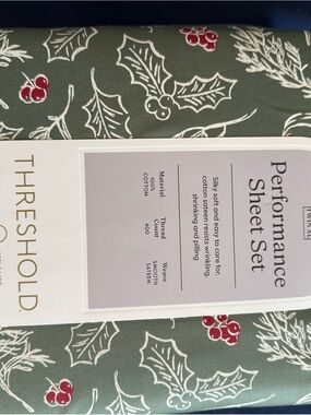 Threshold Sheet Set - Green with Red Holly Accent